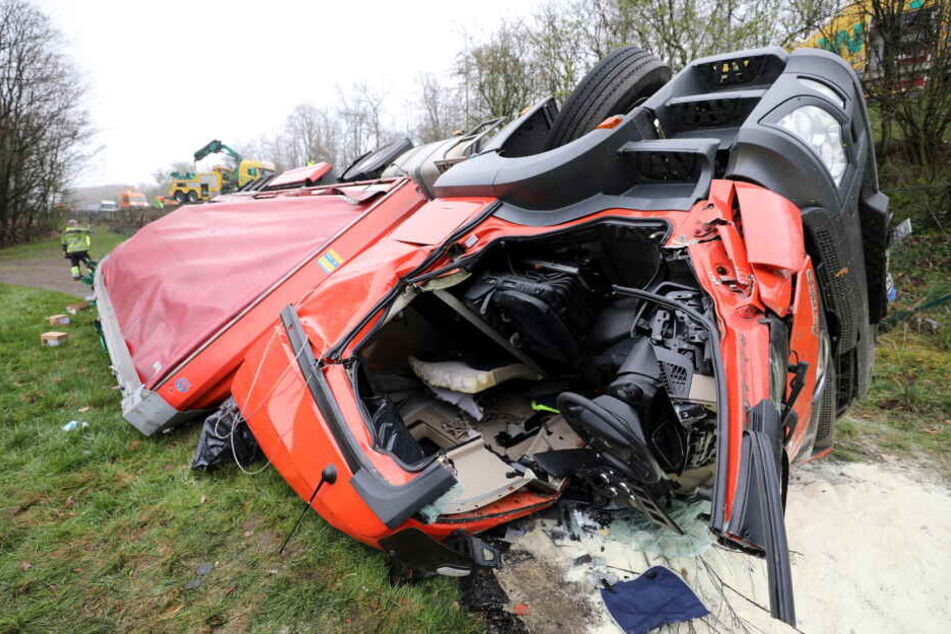 Der Lastwagen geriet aus bislang unerfindlichem Grund von der Fahrbahn ab - der Fahrer starb am Unfallort.