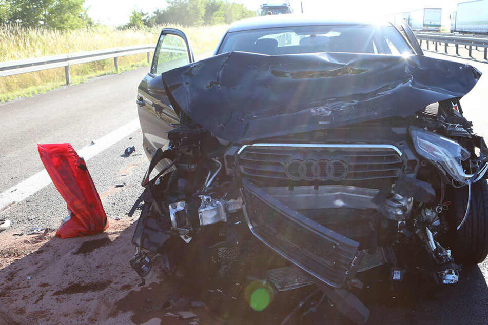 Mehrere Pkw kolldierten auf der Autobahn 4 in Richtung Görlitz. Dieser Audi ist nun Schrott.