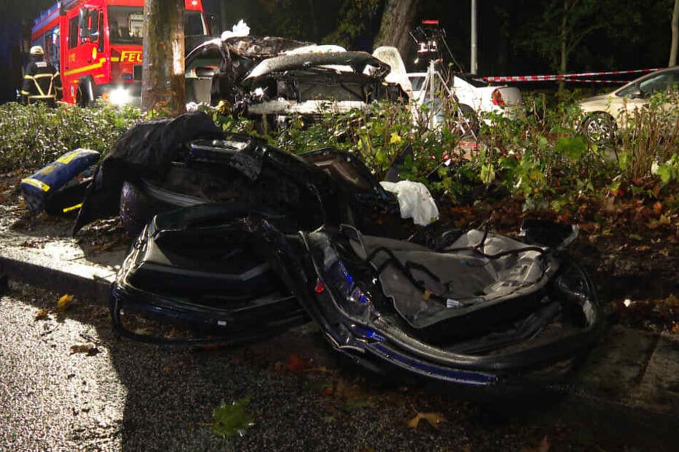 Ein Auto war mit voller Wucht in einen Baum gekracht.