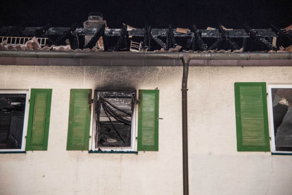 Das Haus ist nachdem das Feuer über drei Stunden brannte unbewohnbar.