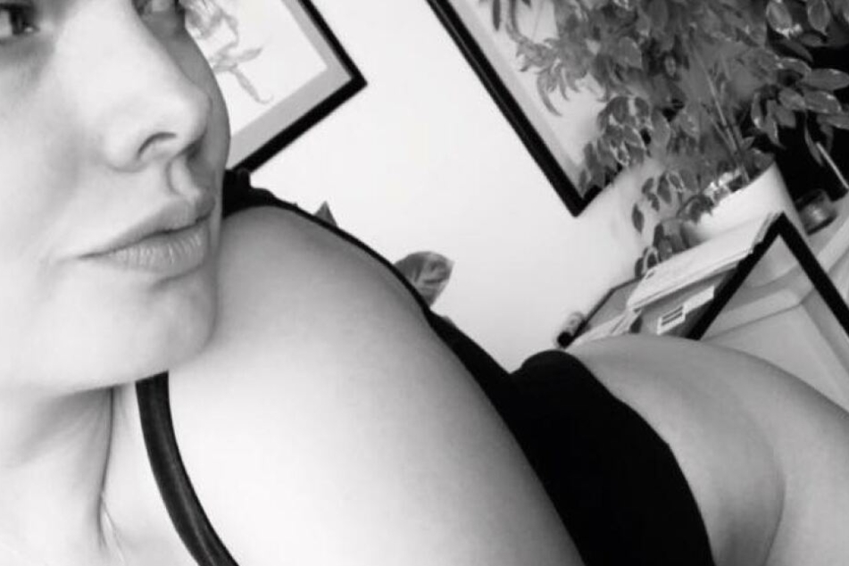 Halbnackt: check! Sexy-lasziver Blick: check! Nach Martin Solveigs Twerk-Gate postete Franzi dieses Bild und nahm den Musiker in Schutz.