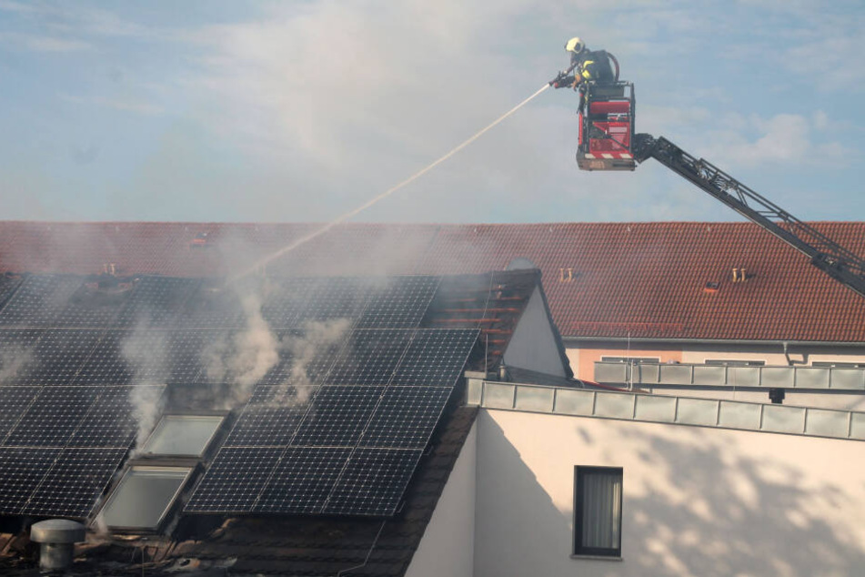 Auch durch die Solaranlage fraßen sich die Flammen.
