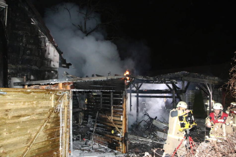 Ein Carport ist am Montagabend in Berlin-Treptow in Brand geraten.
