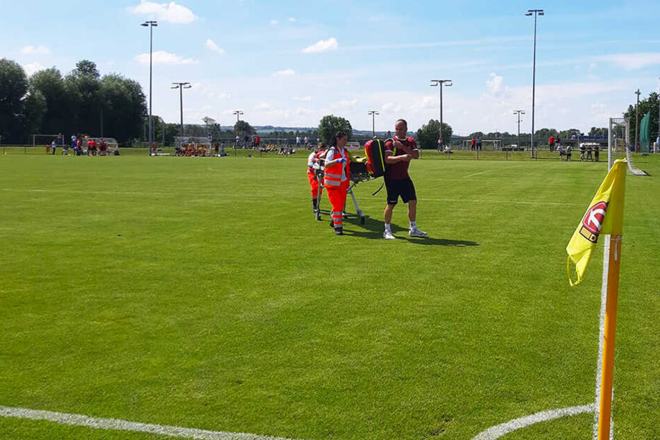 Dynamo-Spieler Lukas Vogt musste nach mehrminütiger Behandlungspause mit einer Trage abtransportiert werden. Das Spiel wurde anschließend nicht mehr angepfiffen.