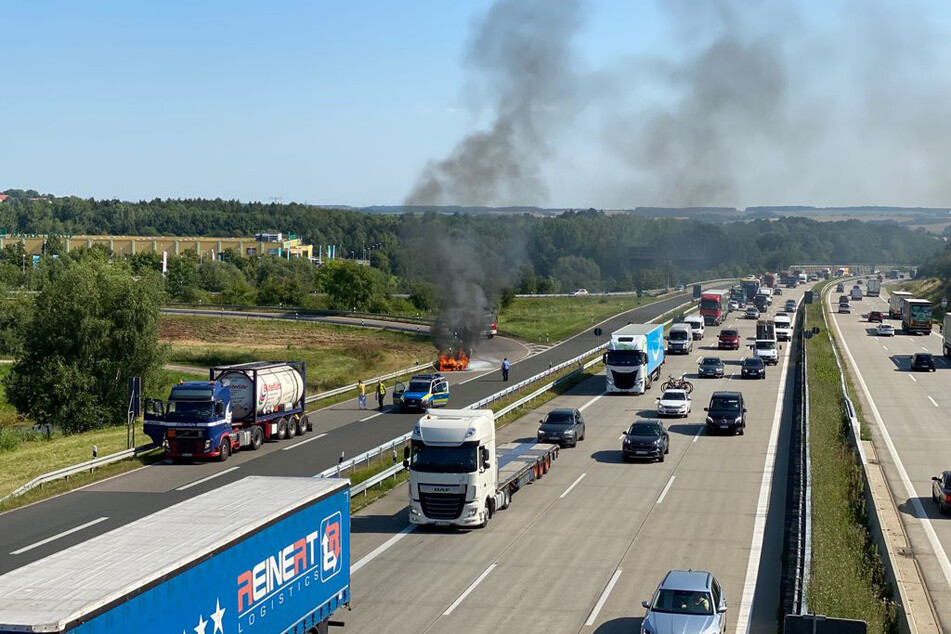 Chemnitz: Feuerwehreinsatz auf der A4 bei Chemnitz: Motorraum von Auto brennt