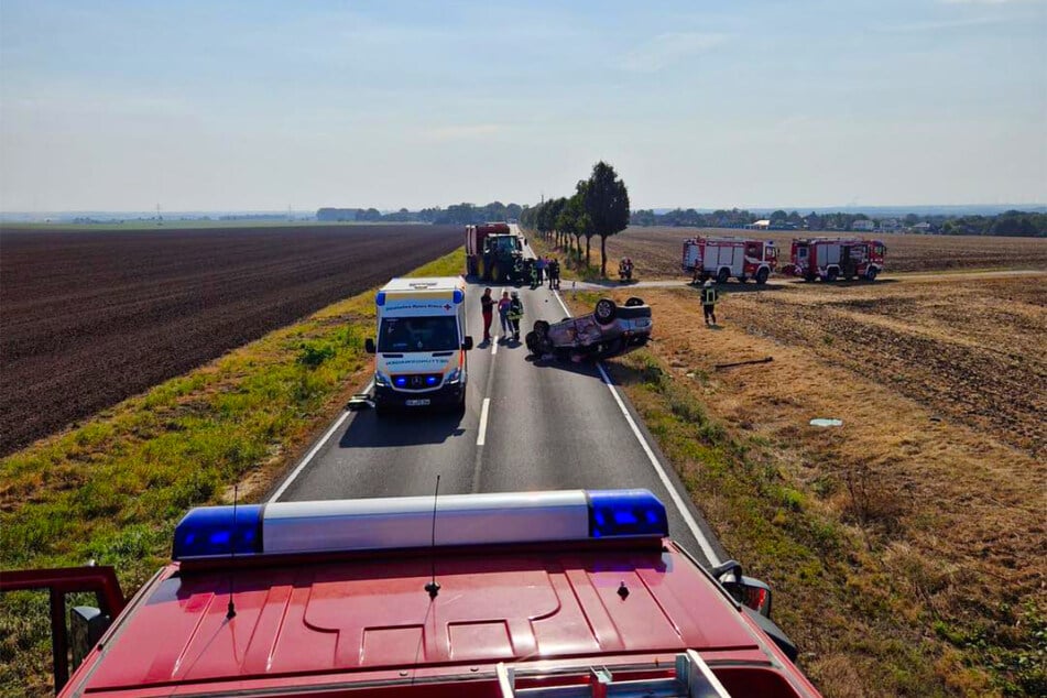 Der Opel eines 69-Jährigen landete auf dem Dach, nachdem er sich überschlagen hat. Der Mann wurde verletzt.