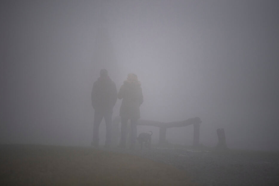 Vom Nebel verschluckt wurden am Dienstag Spaziergänger auf dem Feldbergplateau im Taunus. In den nächsten Tagen soll es auch in andernorts oft nebelig sein.