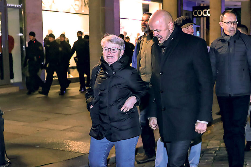 André Wendt (48, 2.v.r.) und Jörg Urban (55, rechts) liefen am Montag bei Pegida mit.
