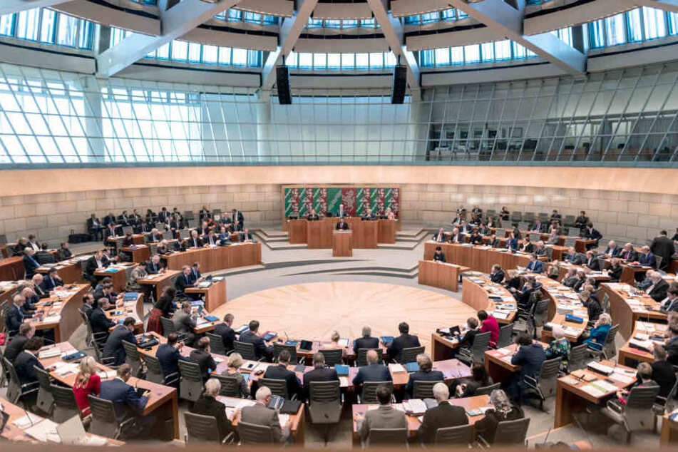 Abgeordnete des Landtages sitzen während der Debatte im Plenum des Landtags von Nordrhein-Westfalen.