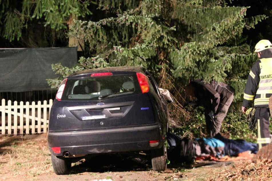 Nur wenige Kilometer entfernt, kam es zuvor bei Treuenbrietzen zum tödlichen Baum-Crash.