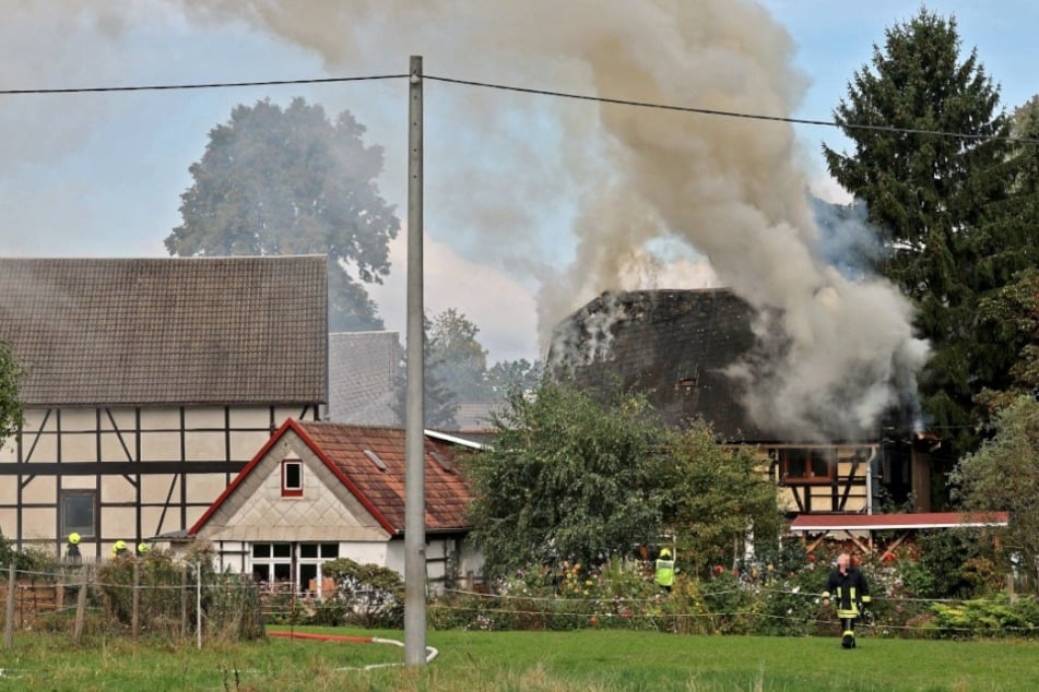 Riesige Rauchwolke! Brand im Dachgeschoss ausgebrochen