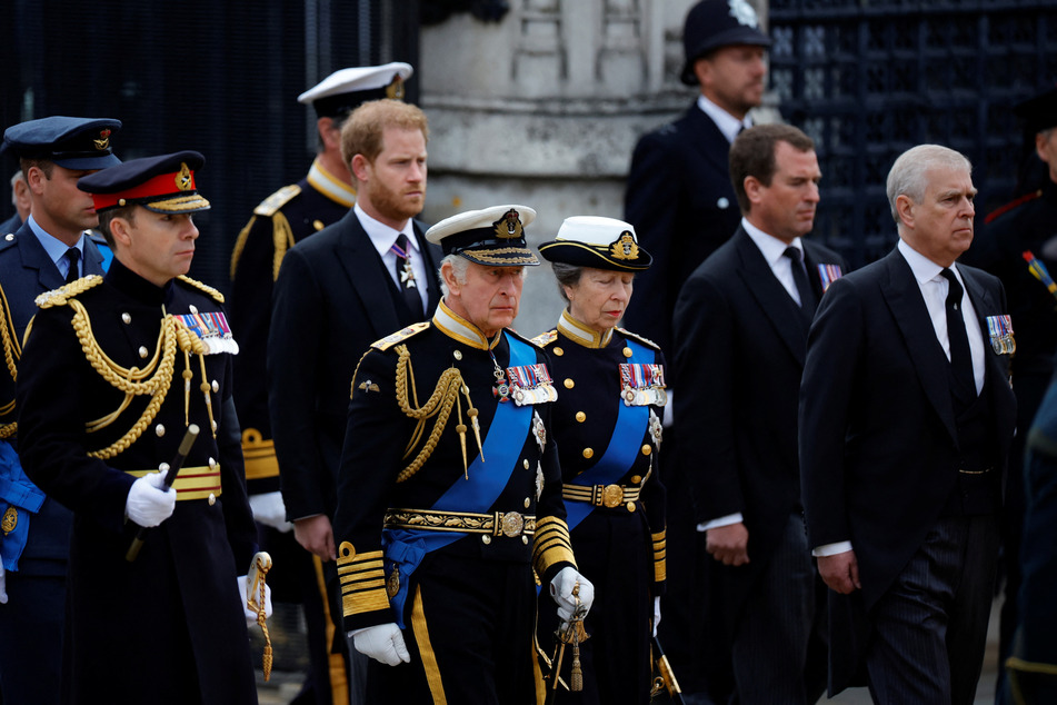 Auch zur Beerdigung der Queen im September 2022 zeigte sich der Prinz (Mitte links) ohne Uniform.
