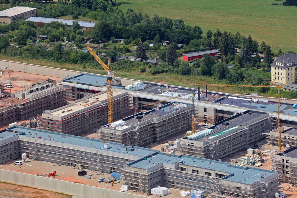 Der Mega-Knast in Zwickau wird einfach nicht fertig. Zudem verschlingt das Projekt immer mehr Kohle.