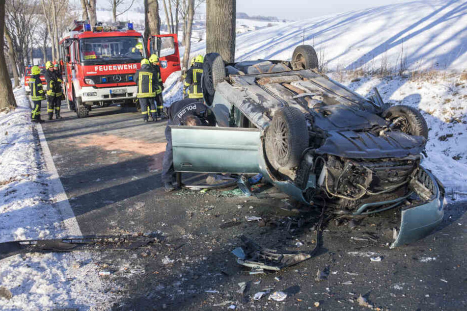 Der Audi blieb nach dem Unfall auf dem Dach liegen.