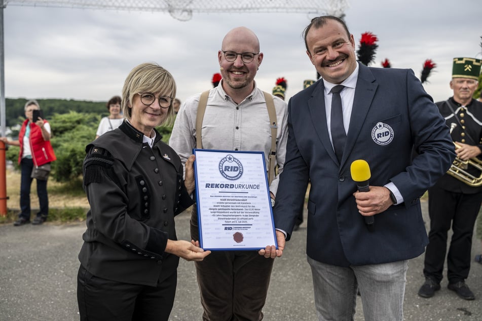Bürgermeisterin Silke Franzl (58, l.) empfing am Sonntag die Rekordurkunde.
