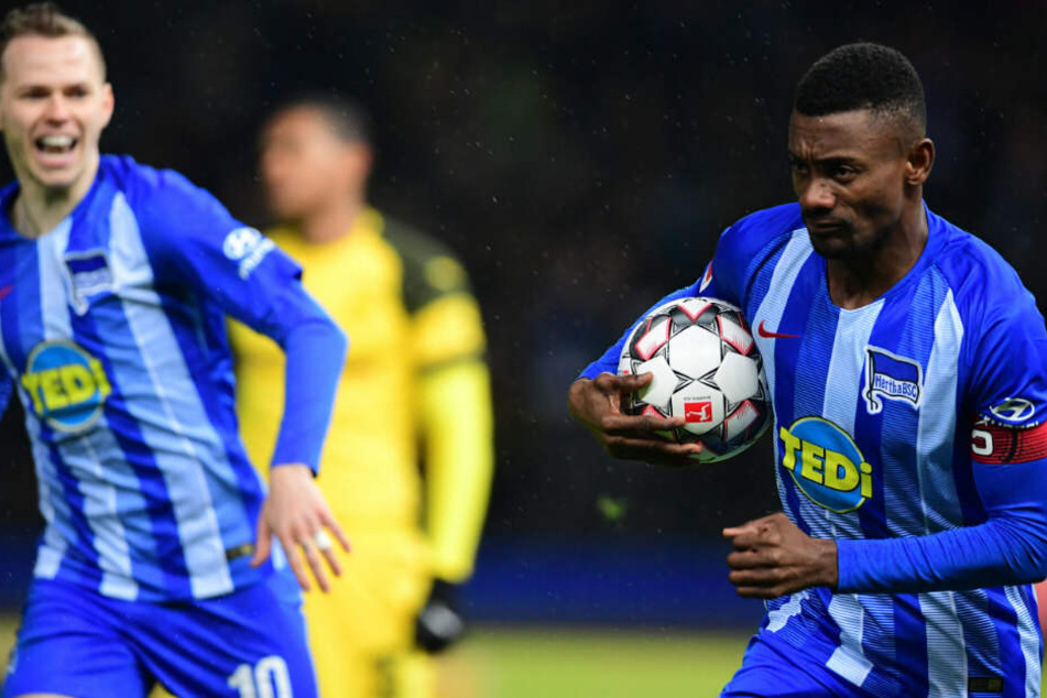 Salomon Kalou jubelt mit Ondrej Duda über seinen Treffer zum 1:0 gegen Borussia Dortmund.