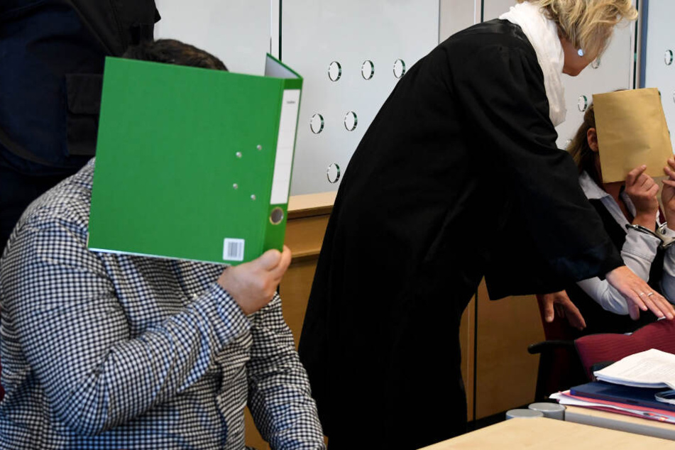 Der Hauptangeklagte (links) will im Prozess aussagen. (Archivbild)