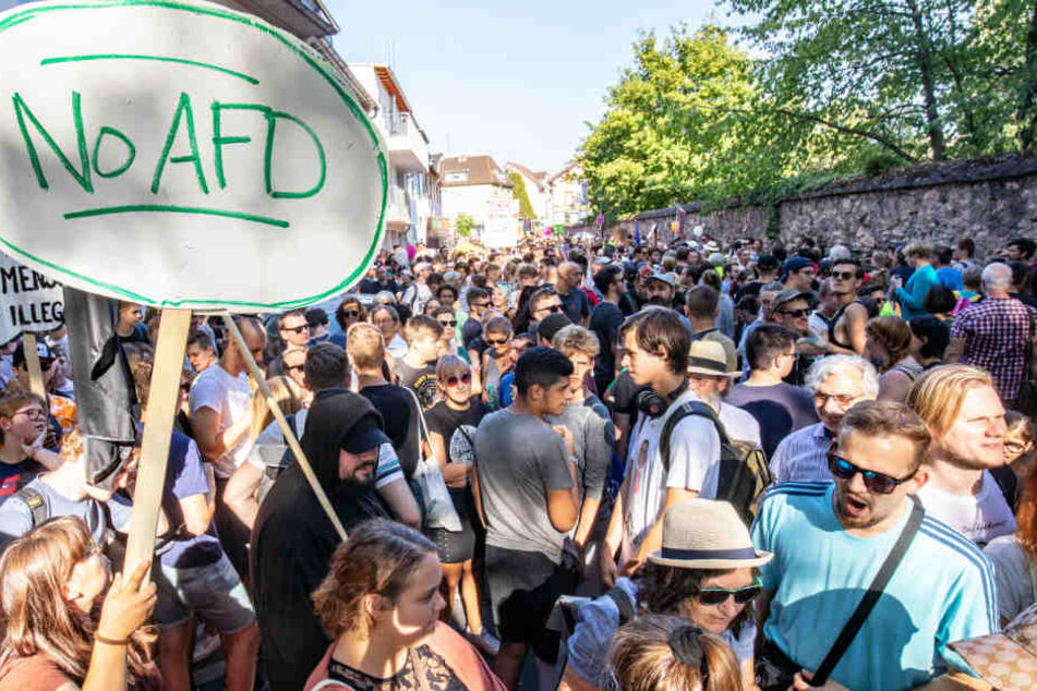 Nach Polizeiangaben beteiligten sich rund 3500 Menschen an den Protesten gegen die AfD.