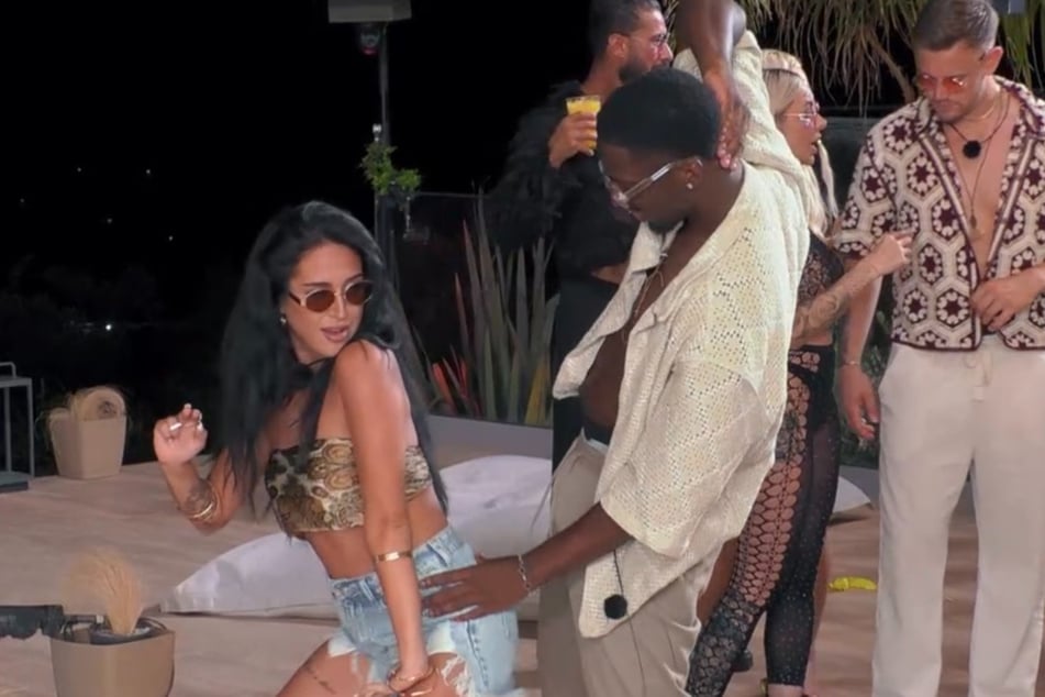 In der Männervilla tanzen Jonathan (24) und Verführerin Melina sexy miteinander.