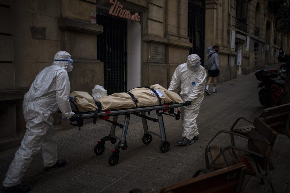Leichenbestatter transportieren den Leichnam eines älteren Menschen, der in einem Pflegeheim in Barcelona mit dem Coronavirus gestorben ist.