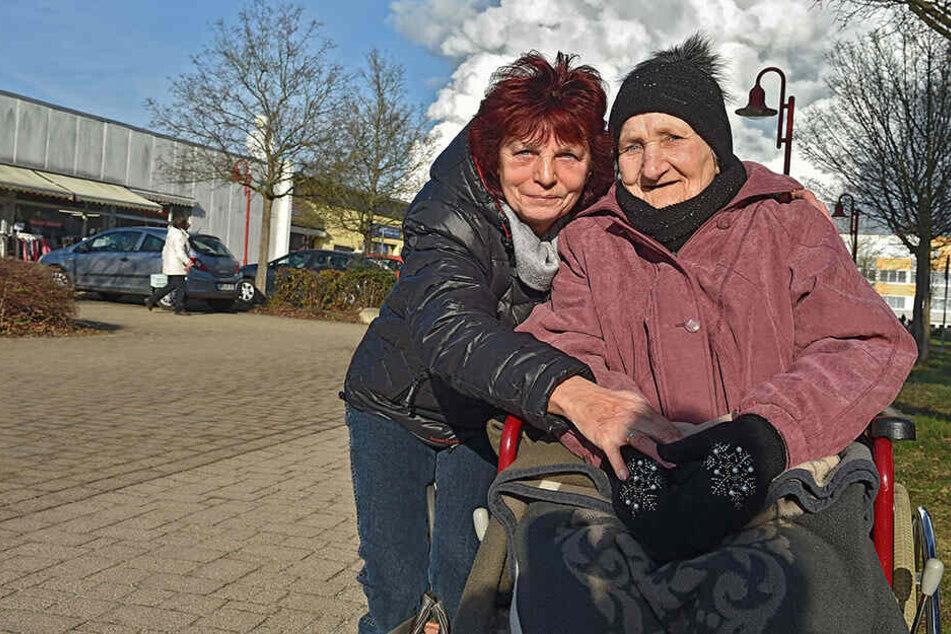 Eva-Maria Neumann und ihre im Rollstuhl sitzende Schwiegermutter Erna Neumann (89).