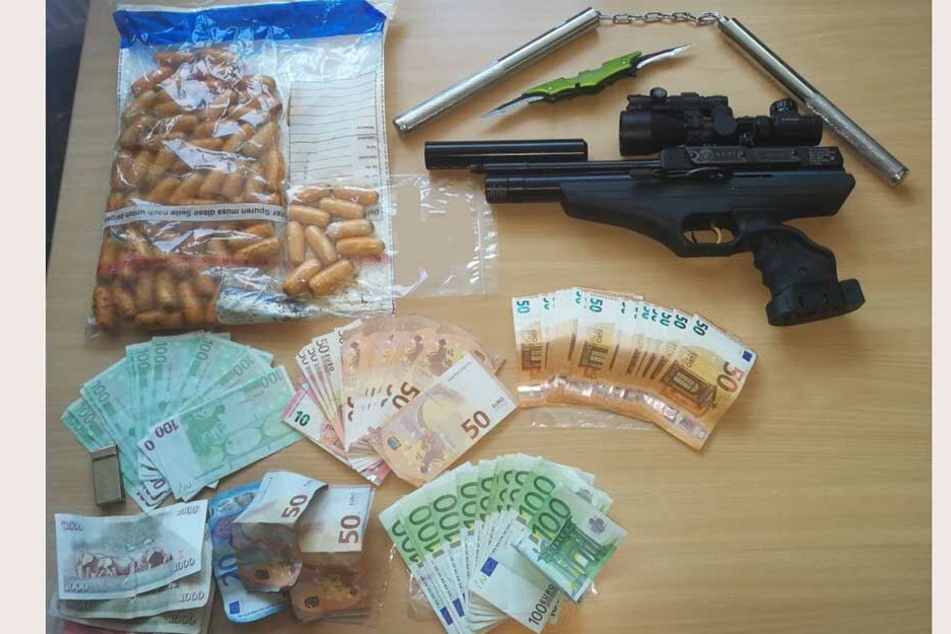 Neben den zahlreichen Bodypacks (links oben) fanden die Ermittler noch Waffen und Bargeld bei dem mutmaßlichen Drogenschmuggler.