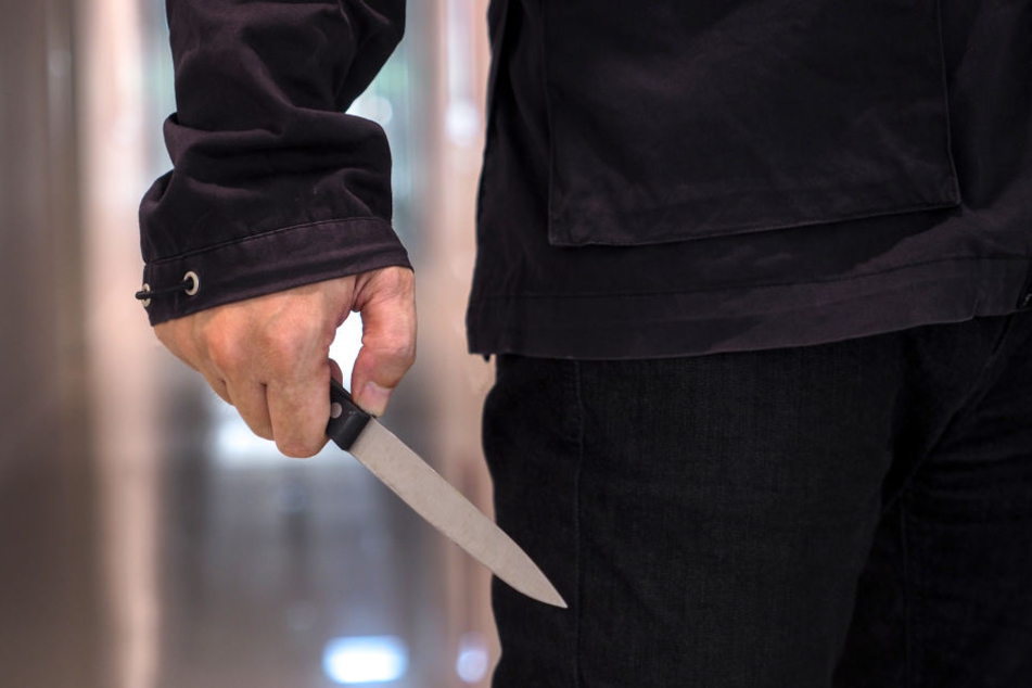 Der Bankräuber hatte ein Messer. (Symbolbild)