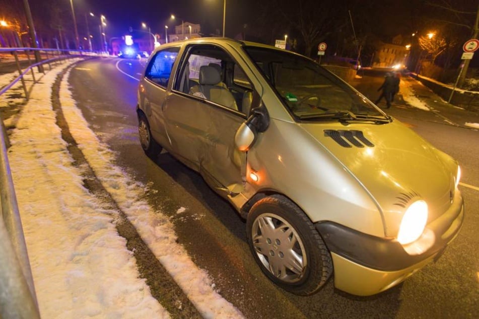 Der Renault Twingo kam nach dem Zusammenstoß erst nach ein paar Metern zum Stehen.