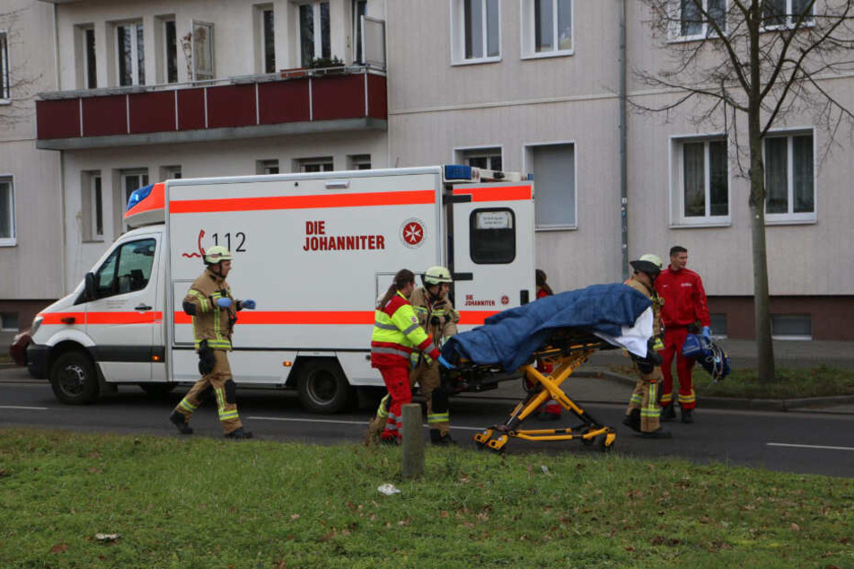 Der verstorbene Radfahrer wird in ein Fahrzeug der Johanniter gebracht.