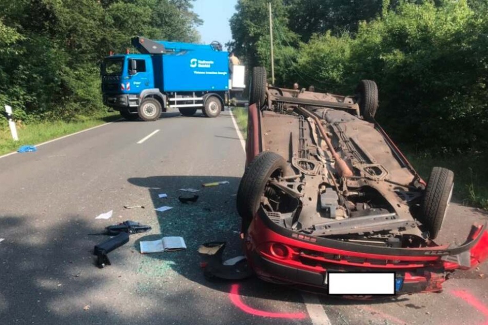 Unfall mit Folgen: Frau kracht gegen Strommast und schrottet ihren Wagen