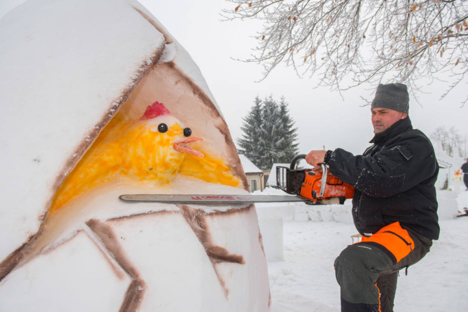 Auch die Kettensäge kam zum Einsatz, da der Schnee einfach zu hart war.