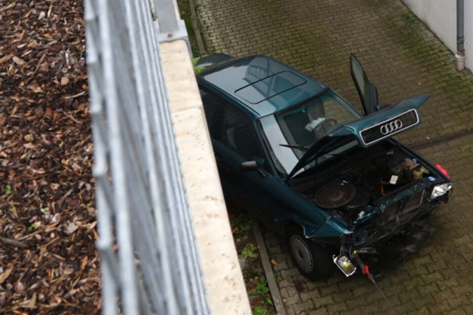 Der Audi durchbrach einen Metallzaun und stürzte in die Tiefe.