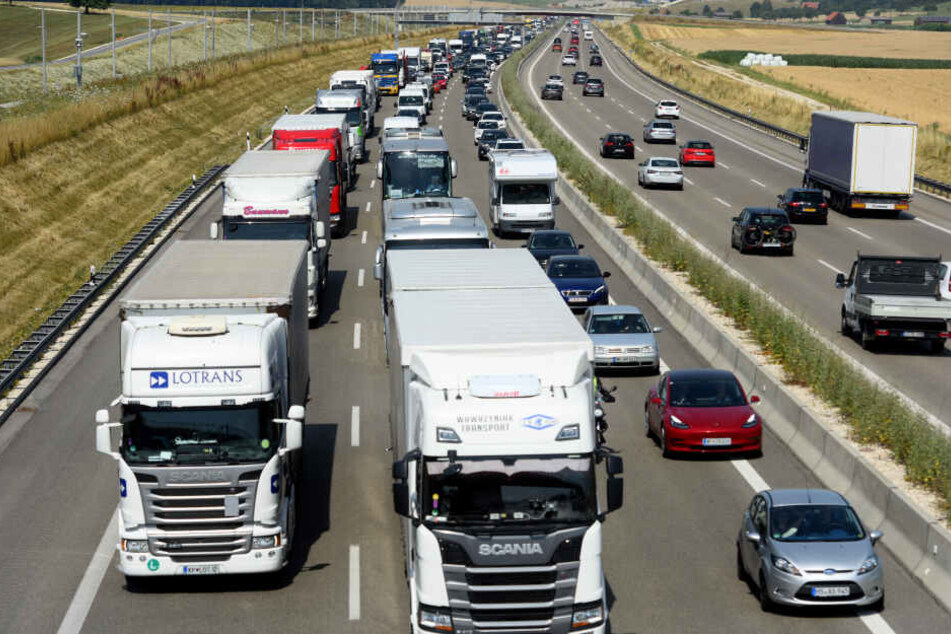 Nach dem Unfall auf der A8 staute sich der Verkehr kilometerlang (Symbolbild).