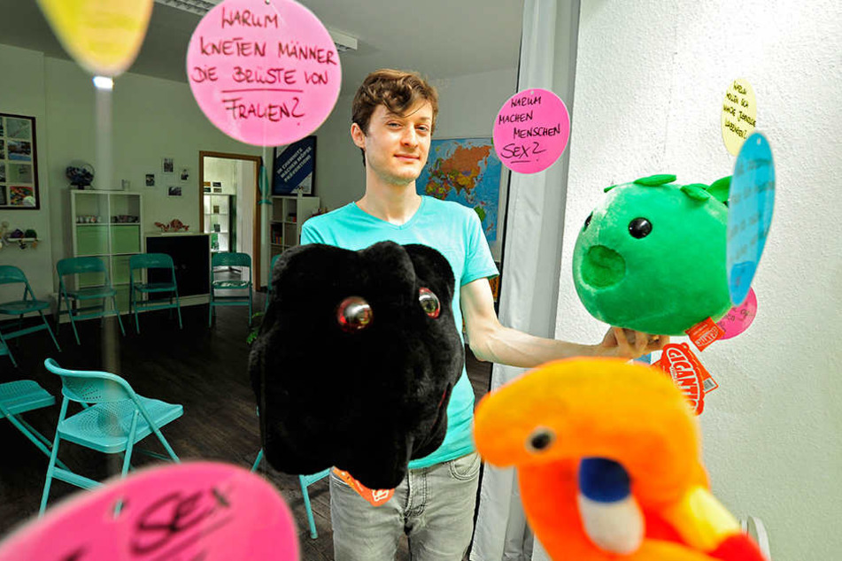Sozialpädagoge Denny Seidel (30) von der Aids-Hilfe Chemnitz klärt spielerisch über Geschlechtskrankheiten auf. Das schwarze Plüschtier stellt Aids dar, das Grüne Chlamydien.