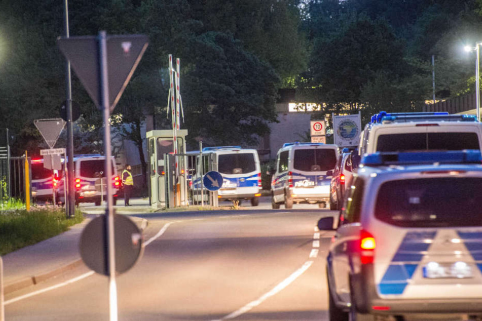 Die Polizei rückt emit Dutzenden Mannschaftsbussen an.
