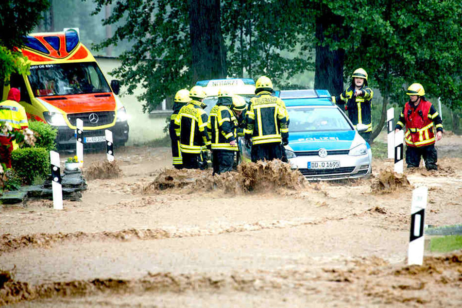 +++ Unwetter in Sachsen: Massive Überflutungen! Feuerwehren im Dauereinsatz +++