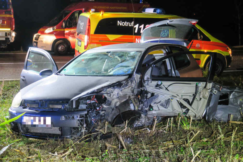 Der VW krachte mit einem Peugeot frontal zusammen.