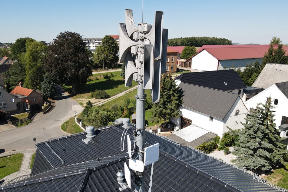 Eine Alarmsirene ist an einem Mast am Gerätehaus der Freiwilligen Feuerwehr in Rückersdorf (Thüringen) befestigt. (Archivbild)