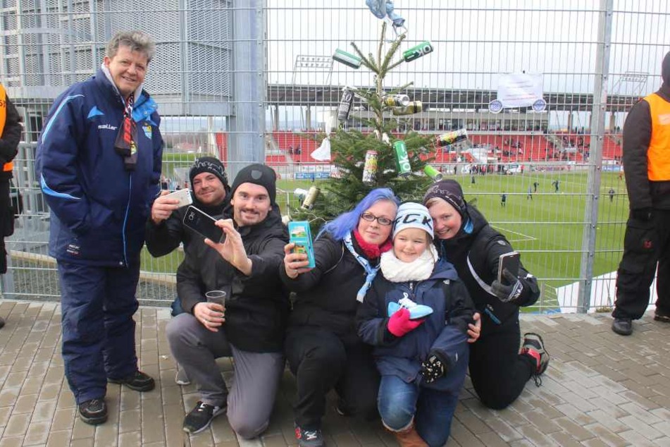 Manuela Kelm (3. v. r.) hatte mit ihren Fanclub-Freunden die tolle Idee, in Zwickau für krebskranke Kinder Spenden zu sammeln.