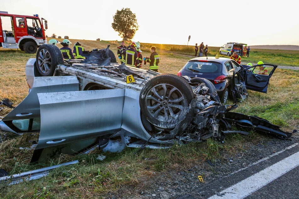 Der Mercedes überschlug sich bei dem schweren Unfall.