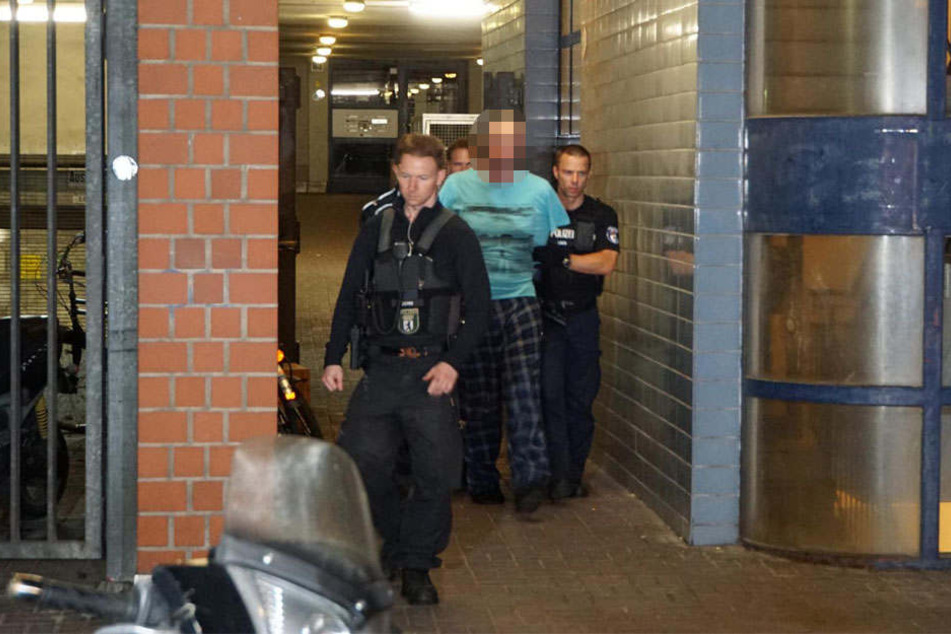 Die Beamten des SEK führen den 40-jährigen Mann ab, nachdem er in der Otto-Suhr-Allee von seinem Balkon aus mit einer Gaspistole um sich schoss.