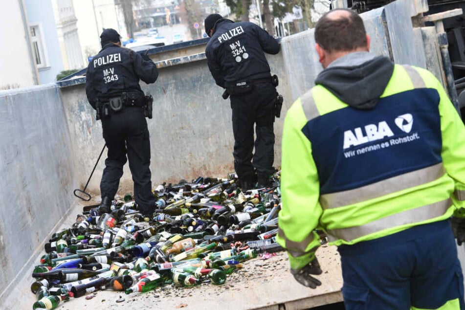Polizisten durchsuchten Altglascontainer auf der Suche nach Spuren.