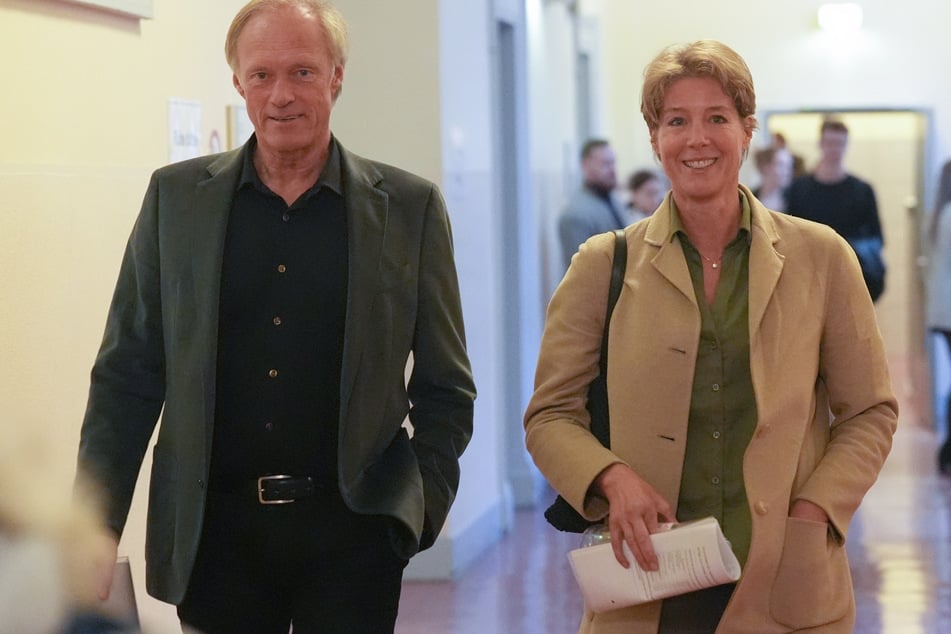 Trotz der teils für sie brisanten Zeugenvernehmungen verließ Christina Block am Donnerstag gut gelaunt zusammen mit Lebensgefährte Gerhard Delling (66) das Gericht.