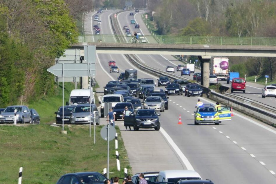 Die Polizei leitet in Grimma von der Autobahn ab.