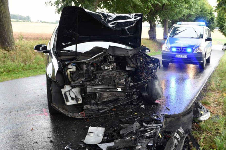 Der VW war vorn komplett zerstört.