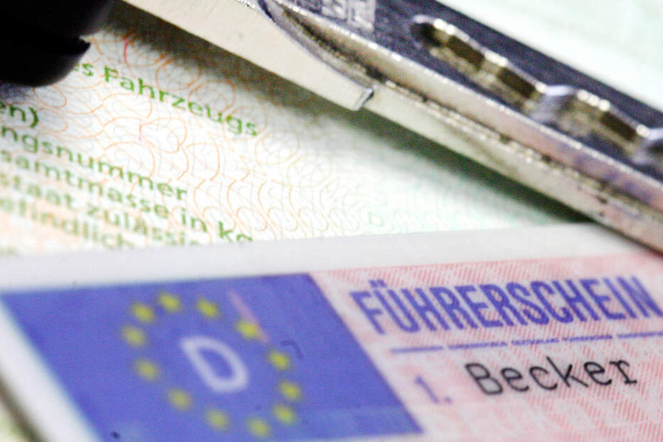 Einen Führerschein konnte der Unfallverursacher nicht vorweisen, darum tauschte er mit seiner Frau die Plätze. (Symbolbild)