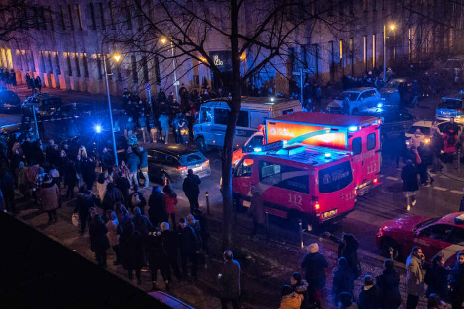 Einsatzfahrzeuge stehen am Tempodrom.