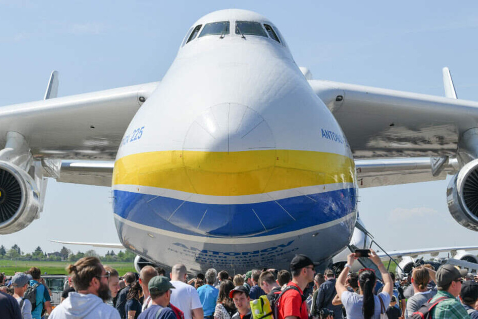 Besucher der ILA 2018 stehen vor dem Transportflugzeug Antonov An-225.