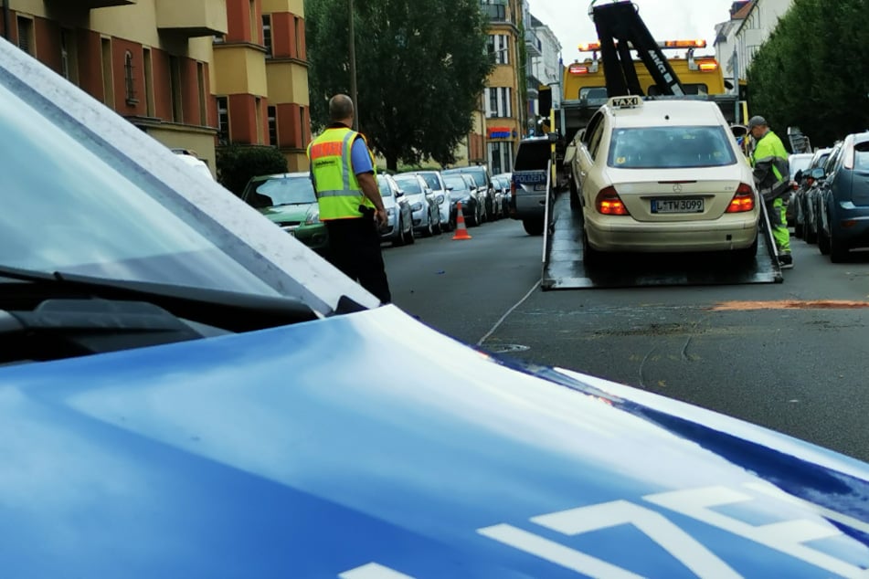 In Leipzig ist eine 81-Jährige mit dem Taxi ihres Sohns verunglückt.