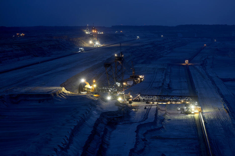 Der Tagebau Hambach bei Nacht.